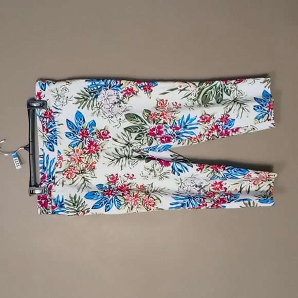 Time and Tru Pants - Time & Tru Bright Flowered Capri Pants LG (12-14)
